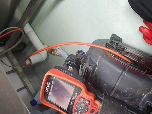 대전 하수구막힘 배관 내부를 점검하고 막힘 위치를 확인하는 과정